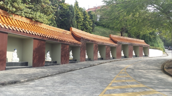 Budas e entrada principal do Templo Zu Lai.