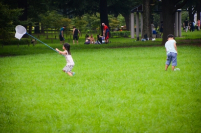 Crianças caçando Libélulas no parque Yoyogi.